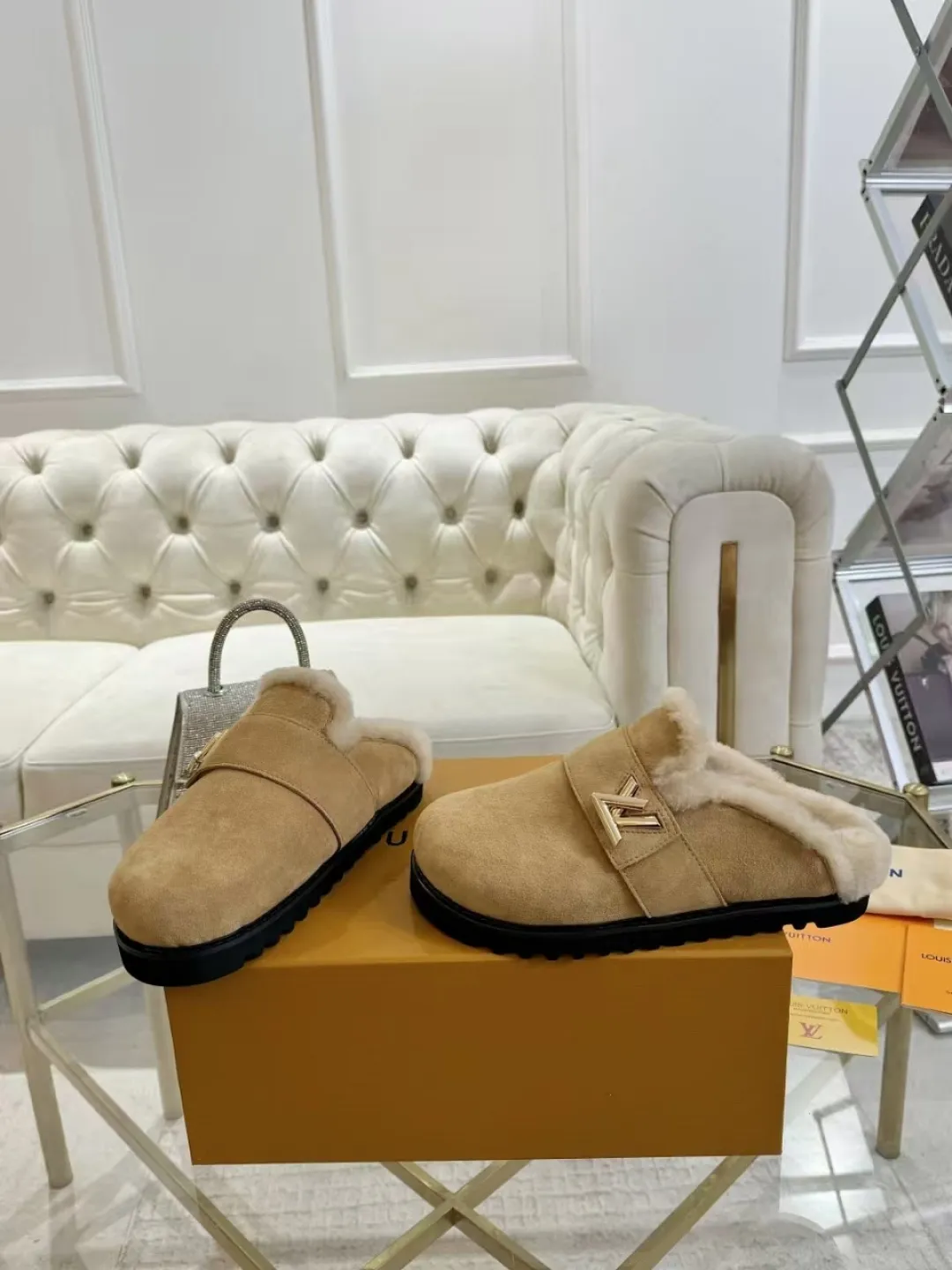 p600✨ LV Couple’s Wool Slippers｜Full of high-end feel, the soles of your feet are luxurious✨ We have achieved the ultimate restoration of the "higher version" of this pair of LV classic toe-toe slippers! 👫💫 🌟 The core advantages are clear at a glance: ✔️ Original jacquard + cowhide fabric, delicate texture, high-end at first glance; ✔️ 280% pure wool lining, wearing barefoot is like stepping on clouds ☁️, soft and skin-friendly and not sweaty; ✔️ Non-slip rubber bottom + three-dimensional toe design, super stable for walking, fashionable and practical!  👀 Must-have attention to detail: Belt buckle + classic LV presbyopic elements, revealing the aura of a big-name brand in a low-key manner ~ Whether it is a couple dating or a trip with besties, both of them are the focus when they go out👟💖 ✨ Easily match the wardrobe: jeans + sweaters, lazy and casual style ✔️ Coat + skirt, refined and elegant ✔️ One pair of shoes can handle a variety of styles, and the sense of luxury is never artificial ~ #LV slippers #couple outfit #High-End Customization #Quality Shoes Recommendation Fabric: Yangjing/classic jacquard fabric Lining: Imported wool lining Sole: Original rubber sole Size: Female 35-41 Male 38-46